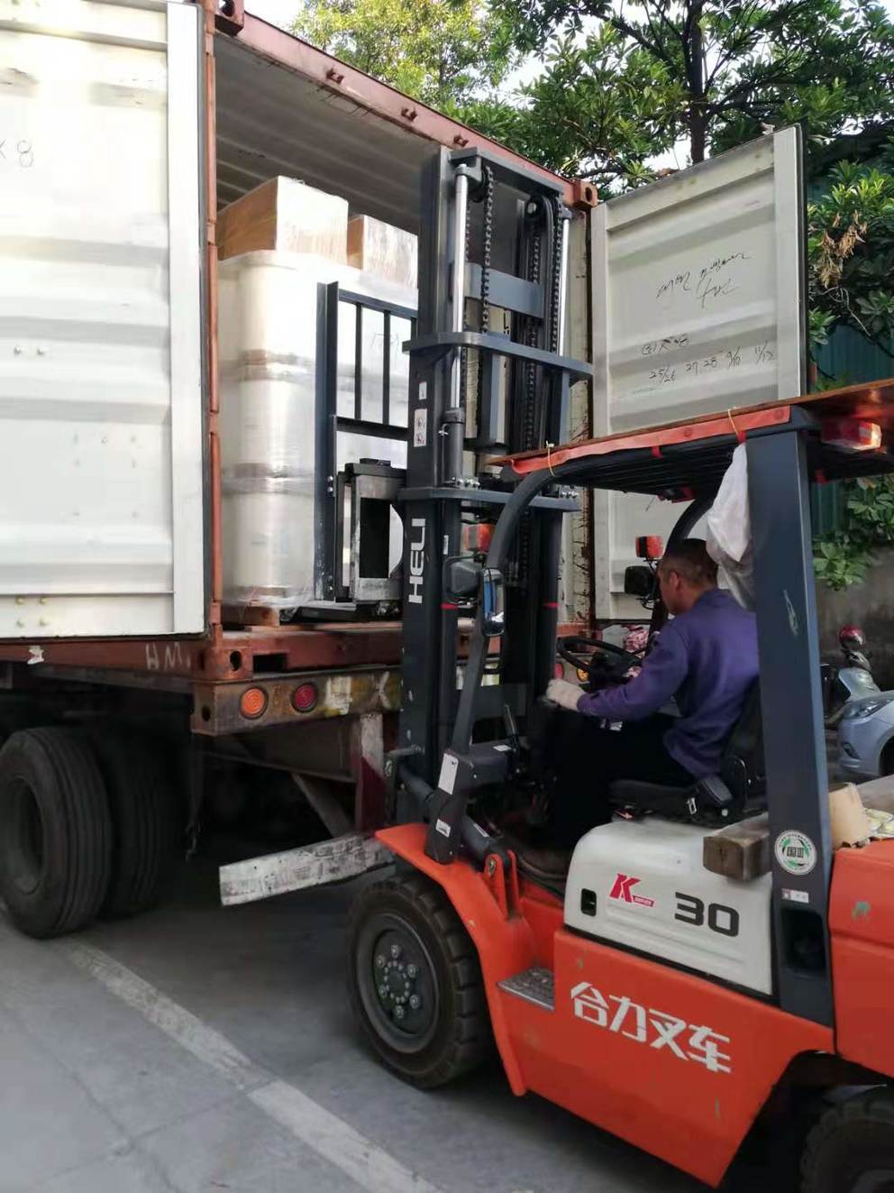 EKO GOODS LOADING